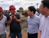 项目负责人与江金永副市长交谈