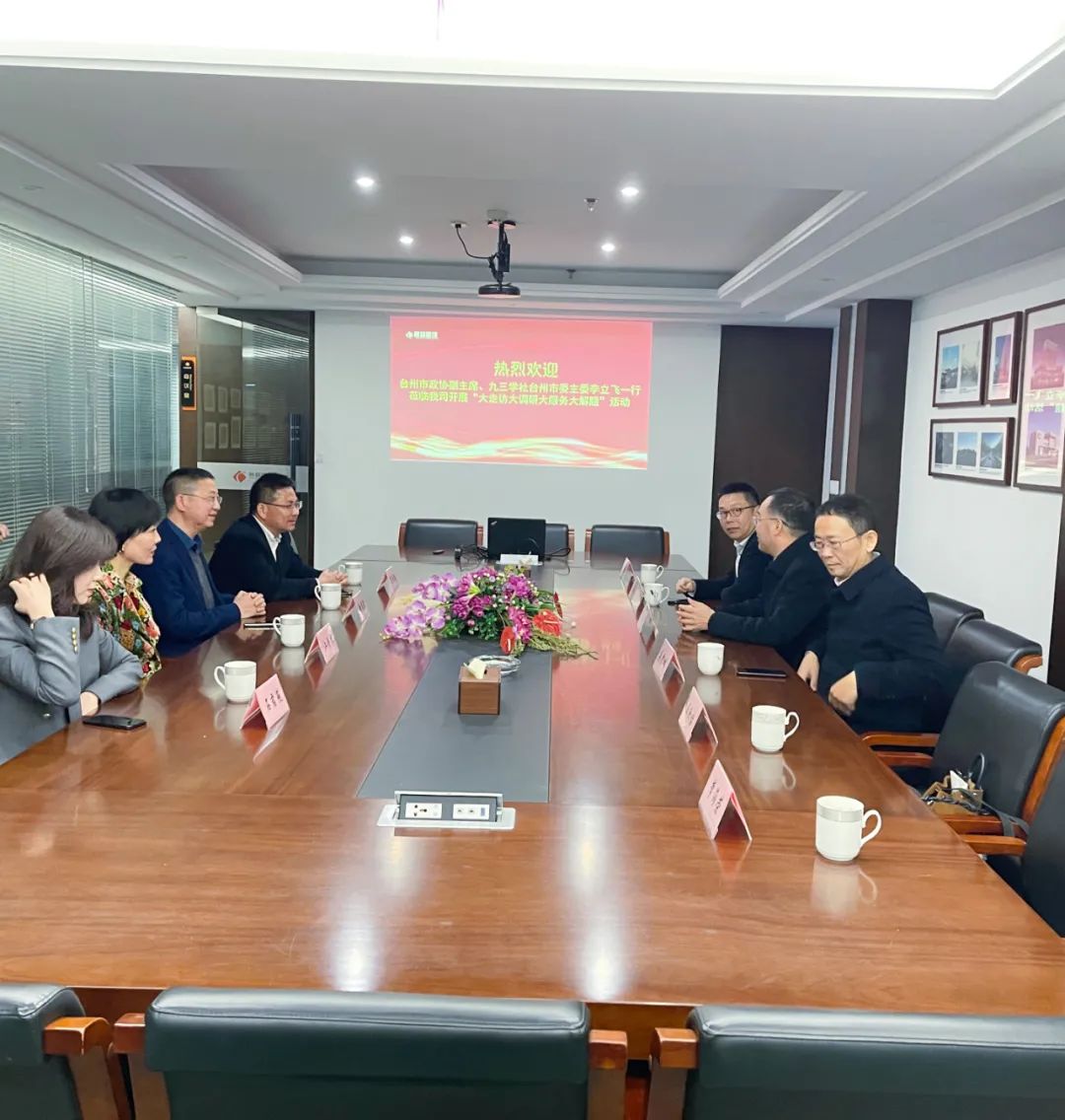 1676876983839808.jpg 领导.jpg